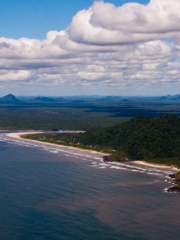 Vista aérea das praias da Barra do Una e Caramborê, com a planície da Jureia ao fundo, em Peruíbe.