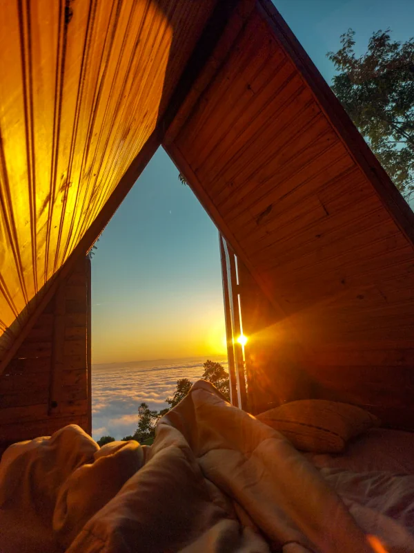 Sol nascendo sobre um mar de nuvens na cabana na Serra do Manecão em Miracatu.