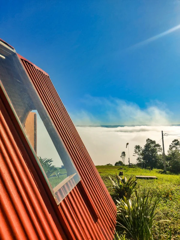 Sol sobre um mar de nuvens na cabana na Serra do Manecão em Miracatu.