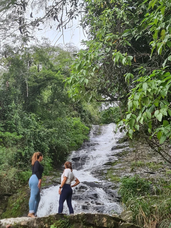 Turistas contemplando a Cachoeira do Manecão em Miracatu.
