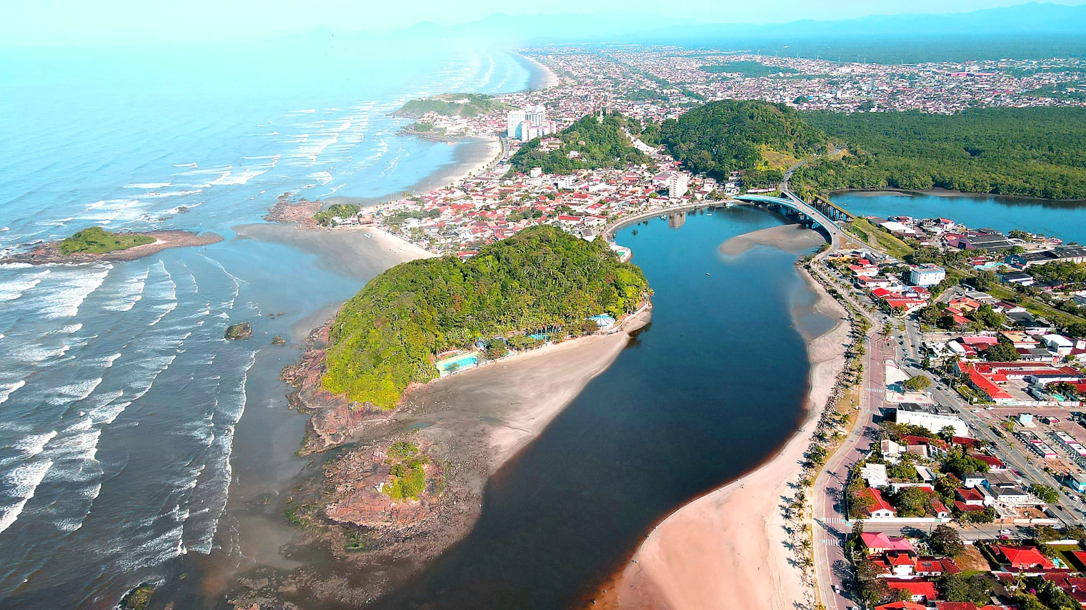 Imagem aérea da barra do Rio Itanhaém com a Praia dos Pescadores e a Praia do Sonho ao fundo.
