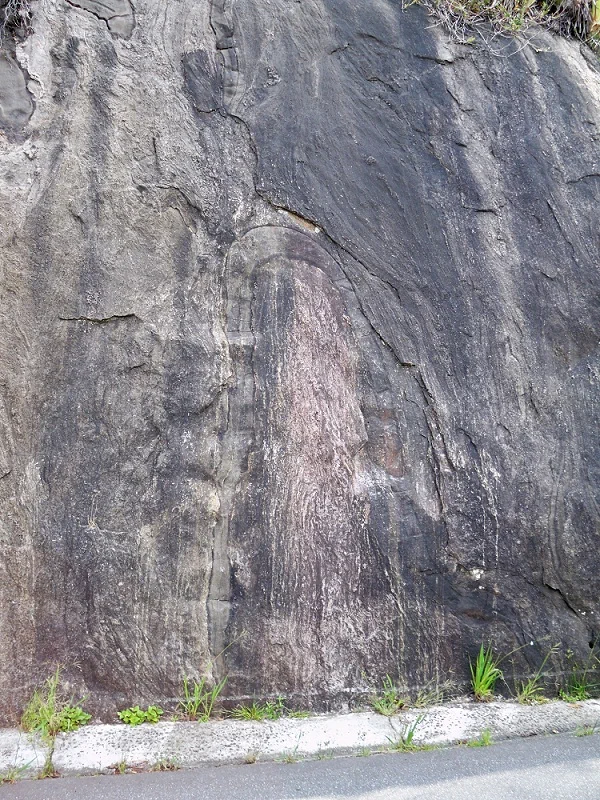 Contorno de um portal na Pedra da Serpente em Peruíbe.