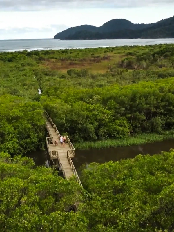 Vista aérea da Passarela do Balça no Guarau em Peruíbe.