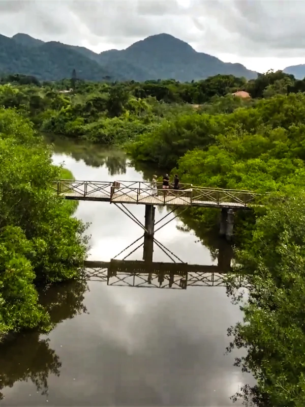 Vista aérea da Passarela do Balça no Guarau em Peruíbe.