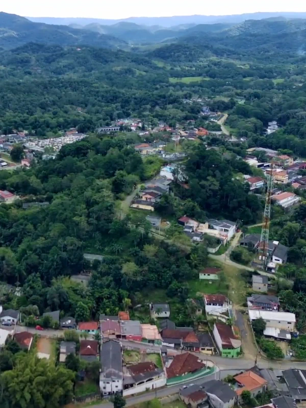 Imagem aérea de um vilarejo em Pedro de Toledo.