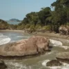 Praia da Toca do Índio em Peruíbe em dia de maré alta.