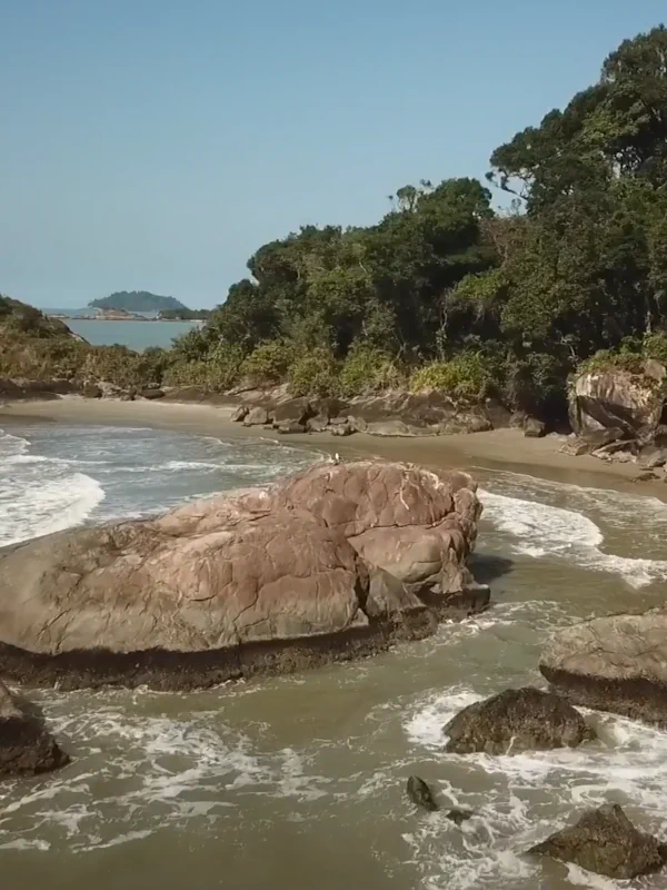 Praia da Toca do Índio em Peruíbe em dia de maré alta.