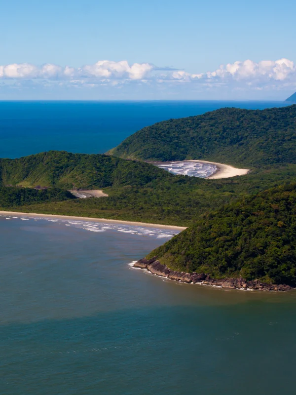 Vista aérea das praias do Parque Itinguçu em Peruíbe.