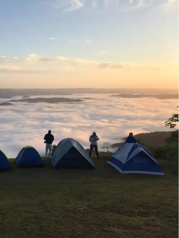 Turistas acampando na Serra do Manecão em Miracatu.