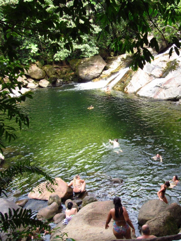 Turistas na piscina natural da Cachoeira do Paraíso em Peruíbe.